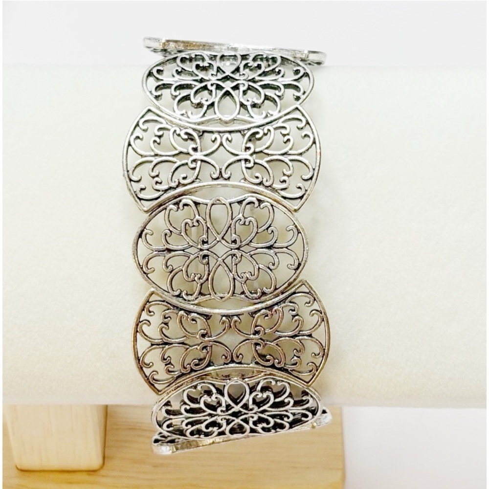 EUC Paparazzi Silver Filigree Stretch Bracelet (Hypoallergenic)